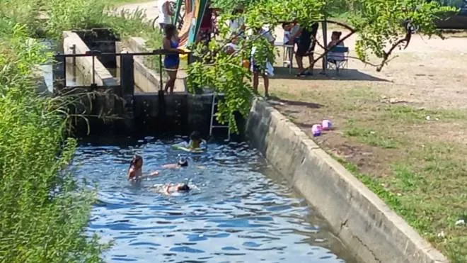 Bagnanti nel canale Villoresi, dove il 10 luglio è morto un ragazzino