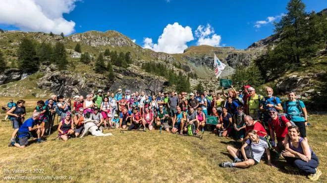 (DIRE) Ayas (Aosta), 8 ago. - Parlano di "grande successo" gli organizzatori dell'evento "Una Salita per il Vallone delle Cime Bianche", tenutosi sabato a Saint-Jacques di Ayas. Gli organizzatori del progetto fotografico "L'Ultimo vallone selvaggio. In difesa delle Cime Bianche" e di Adu, Ambiente Diritti Uguaglianza in Valle d'Aosta, "desiderano ringraziare i tanti partecipanti e le associazioni che hanno preso parte a questa giornata all'insegna della difesa ambientale". Hanno partecipato oltre 220 persone, salite per "ribadire ancora una volta la ferma volont