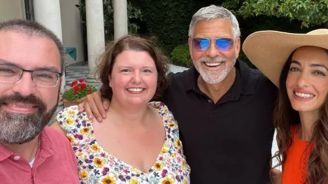 George Clooney e la moglie con i fortunati ospiti