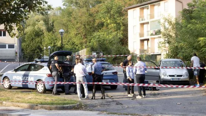 Agenti di Polizia al lavoro vicino alla macchina dove � stata rinvenuto il corpo di una persona in via Giussani a Como, 11 Agosto 2022
ANSA / MATTEO BAZZI