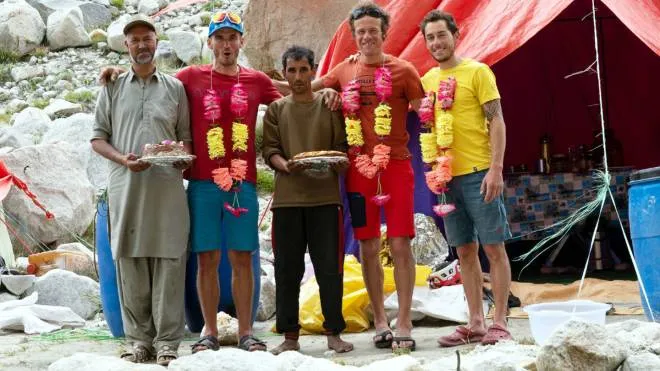 Da sinistra, con le ghirlande, Alessandro Baù, Francesco Ratti e Leo Gheza protagonisti sull’Himalaya con i cuochi del bivacco