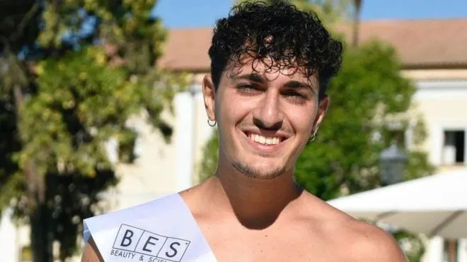 Simone Sacco, 22 anni, è stato finalista sabato scorso del concorso “Mister Italia 2022“ che si è svolto a Pescara. Prossimo step, il debutto nello showbiz