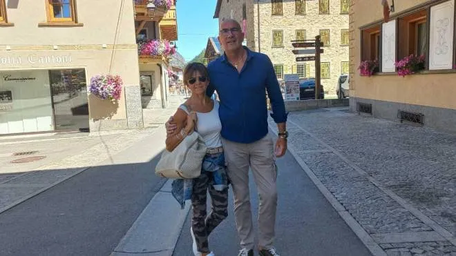 I vacanzieri Graziano Ballabio e Lorena Nespoli di Giussano nell’isola pedonale di Livigno in Alta Valtellina