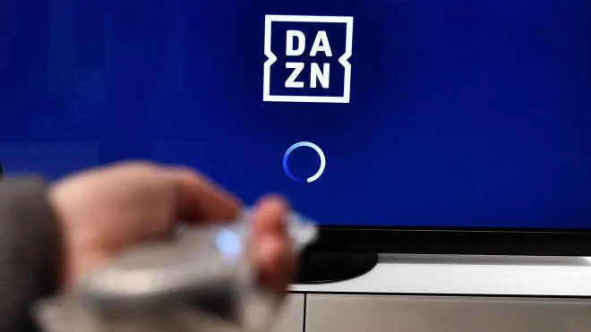 Un televisore attende il segnale di Dazn. Genova, 19 ottobre 2021.
ANSA/LUCA ZENNARO