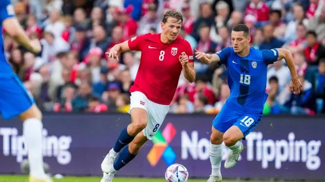 epa10004580 (L-R) Norway's Sander Berge and Slovenia's Zan Celar during the UEFA Nations League soccer match between Norway and Slovenia at Ullevaal Stadium in Oslo, Norway, 09 June 2022.  EPA/Javad Parsa  NORWAY OUT