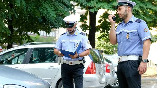 Una pattuglia della polizia locale di Cinisello, che può essere “chiamata“ anche via pc