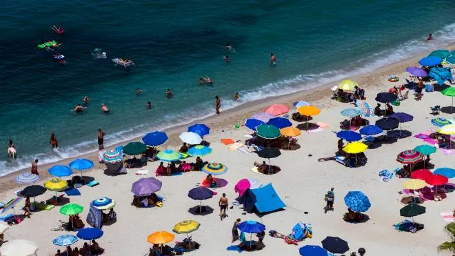 Bagnanti in spiaggia a Baia di Riaci in Calabria, Tropea, 27 luglio 2022. ANSA/ANGELO CARCONI