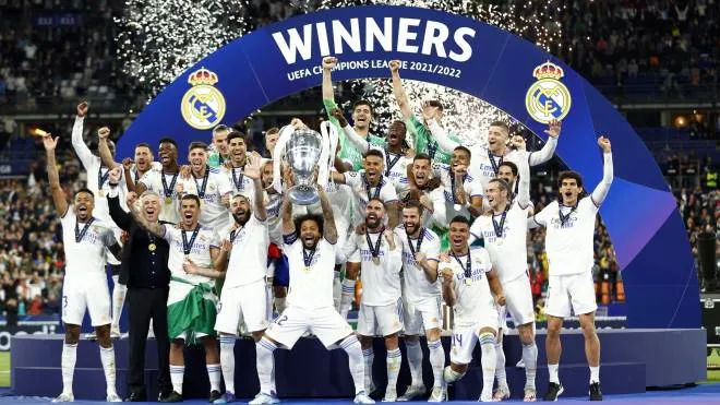 epa09983398 Marcelo (C) of Real Madrid lifts the trophy as his teammates celebrate after winning the UEFA Champions League final between Liverpool FC and Real Madrid at Stade de France in Saint-Denis, near Paris, France, 28 May 2022.  EPA/YOAN VALAT