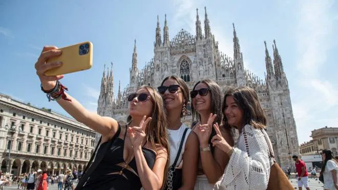 Turisti e immagini curiose in centro a Milano,
14 Agosto 2022.
ANSA/MARCO OTTICO