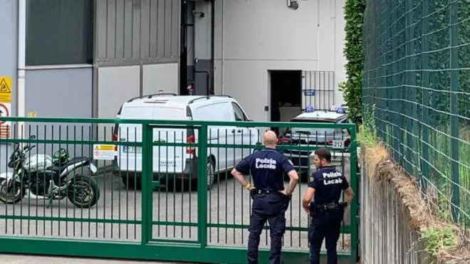 La polizia locale all’esterno dell’azienda di Malgesso dove ieri mattina si è verificato l’ennesimo incidente sul lavoro in Lombardia