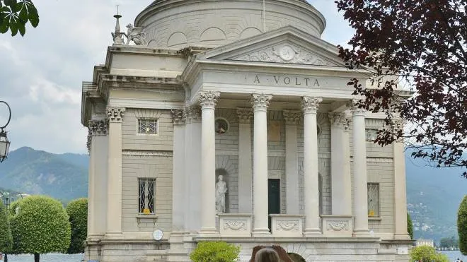 Il Tempio Voltiano sede di importanti appuntamenti culturali e sempre fotografato dai turisti in visita a Como