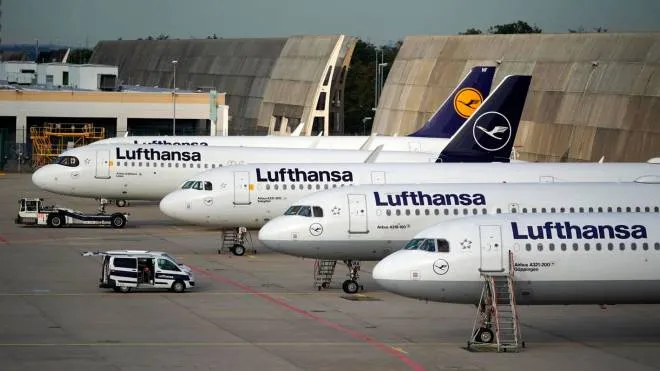 epa10153962 Airplanes of German airline Lufthansa parked at the international airport in Frankfurt am Main, Germany, 02 September 2022. The pilots of Germany�s flag carrier Lufthansa and Lufthansa Cargo called for a 24-hour strike on 02 September after failed pay talks with the company. Lufthansa announced on 01 September that around 800 flights would be canceled, affecting more than 130,000 passengers.  EPA/RONALD WITTEK