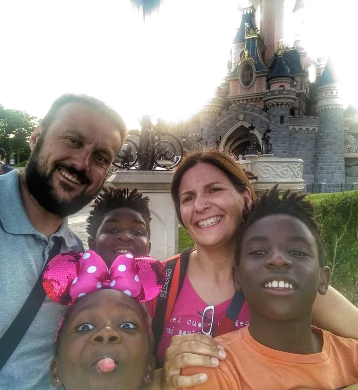Annalisa Roversi e il marito Fabrizio Vertua con i figli Claudio, Zaccaria e Benedicte nati in Congo