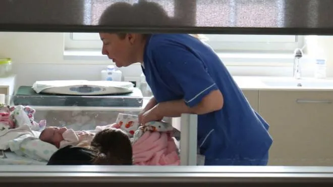 La neonata è stata abbandonata all’alba di martedì, a meno di 6 ore dalla nascita, davanti al pronto soccorso ostetrico dell’ospedale San Gerardo di Monza