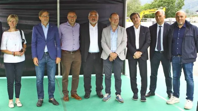 Il ministro Giancarlo Giorgetti, a sinistra, con alcuni sindaci del territorio e l’assessore regionale Massimo Sertori al cantiere