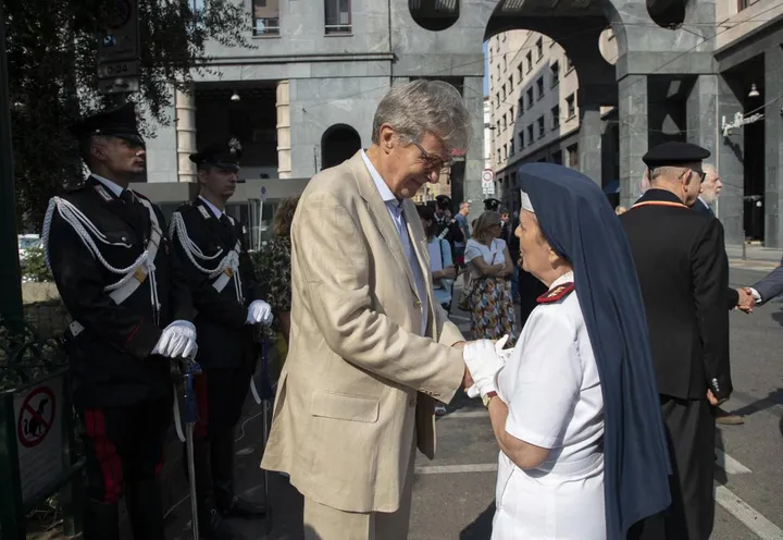 Paolo Setti Carraro, medico e fratello di Emanuela, saluta una crocerossina