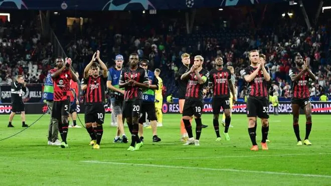 epa10165626 Players of Milan applaud fans after the UEFA Champions League group E match between Red Bull Salzburg and AC Milan in Salzburg, Austria, 06 September 2022.  EPA/CHRISTIAN BRUNA