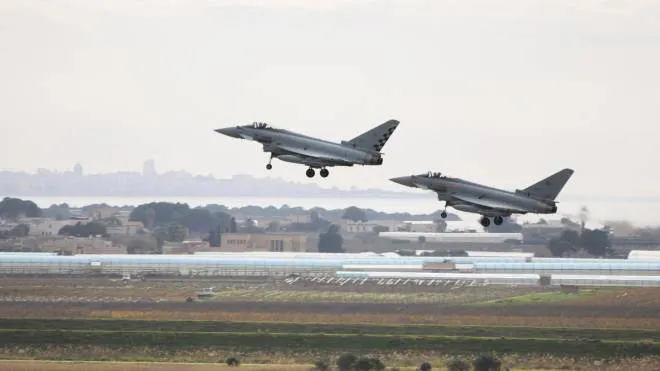 Due Eurofighter  37/esimo Stormo Aeronautica Militare decollati da base Trapani per intercettare aereo in volo da Milano Malpensa a Palermo che aveva perso momentaneamente i contatti radio. 
ANSA/AERONAUTICA MILITARE EDITORIAL USE ONLY NO SALES NPK