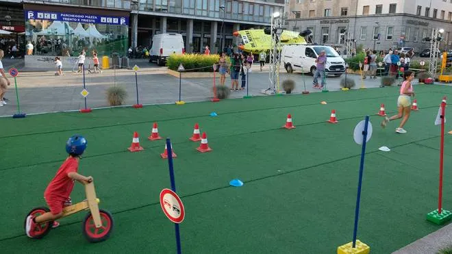 Spazio anche ai bambini in “gara“ sul tappeto verde in piazza Trento Giochi intelligenti in piazza Roma