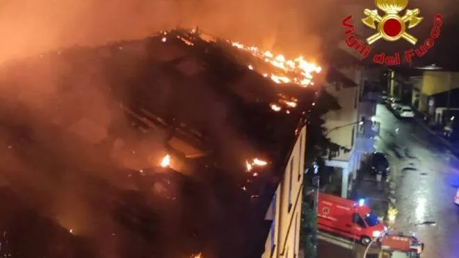 Il maxi-incendio divampato nella notte sul tetto del palazzo d’epoca di piazza Risorgimento Sette persone sono state evacuate e lo stabile è stato dichiarato inagibile