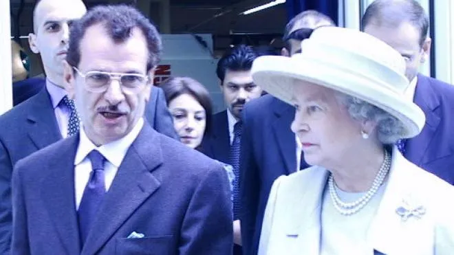La regina Elisabetta in visita allo Ied con l’allora fondatore Francesco Morelli