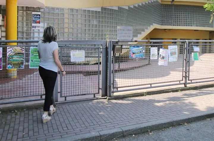 La scuola materna Don Milani aperta con i lavori tuttora in corso: esplode la polemica