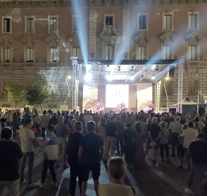 Il palco allestito in piazza Trento e Trieste per accogliere i principali eventi Qui stasera il pubblico del Fuori Gp attende il concerto di Enrico Ruggeri