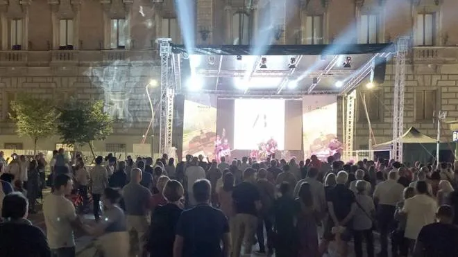 Il palco allestito in piazza Trento e Trieste per accogliere i principali eventi Qui stasera il pubblico del Fuori Gp attende il concerto di Enrico Ruggeri