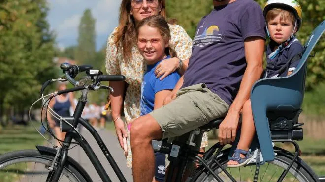 Una famiglia ha scelto bici, piedi e baby monopattino per muoversi meglio nelle strade