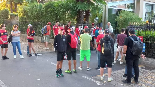 I tifosi fuori dall'Hotel de Ville quartier generale della Ferrari