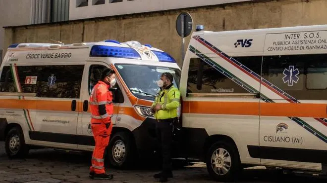 Ambulanze in coda al pronto soccorso dell'Ospedale Fatebenefratelli a Milano, 29 ottobre 2020.ANSA/TOUATI