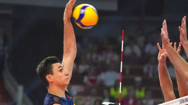 Italy's Alessandro Michieletto (L) plays the ball during the Men's Volleyball World Championship semi-final match between Italy and Slovenia in Katowice, Poland on September 10, 2022. (Photo by JANEK SKARZYNSKI / AFP)