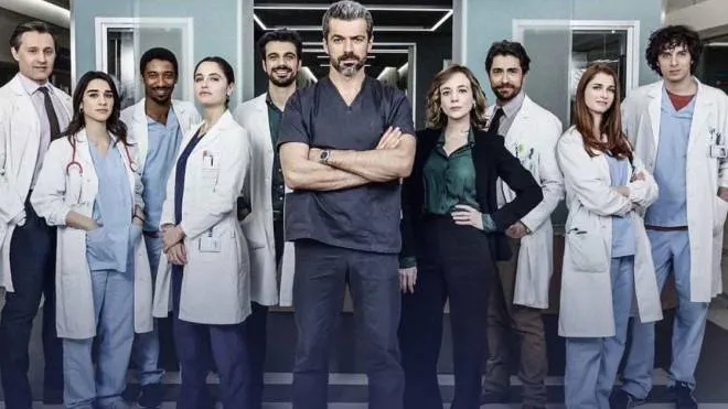 Il cast di “Doc - Nelle tue mani“, serie televisiva di grande successo; in alto a destra, l’autore e sceneggiatore Francesco Arlanch