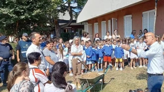 Grande partecipazione alla cerimonia nel giardino della primaria di via Stra Meda
