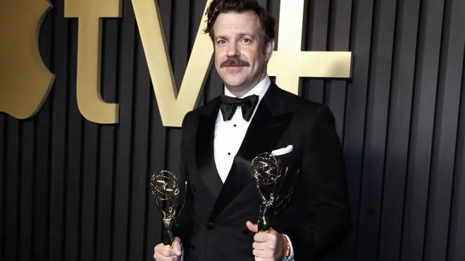 epa10180803 US actor Jason Sudeikis poses with the Emmy Awards for 'Lead Actor Comedy Series' and 'Outstanding Comedy Series' on the red carpet prior to the Apple TV+ Emmy Party at Mother Wolf in Los Angeles, California, USA, 12 September 2022. The party follows the 74th annual Emmy Awards.  EPA/CAROLINE BREHMAN
