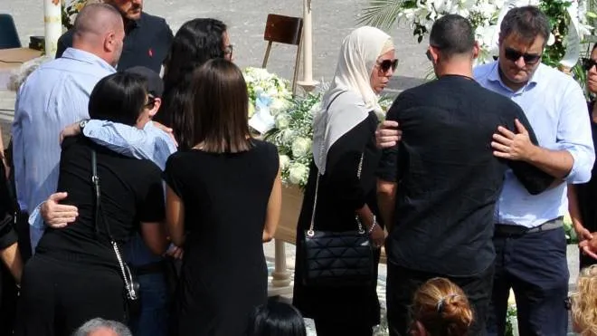 I funerali di Christian Maccarrone, il 14enne vittima dell’incidente con l’amico Karim