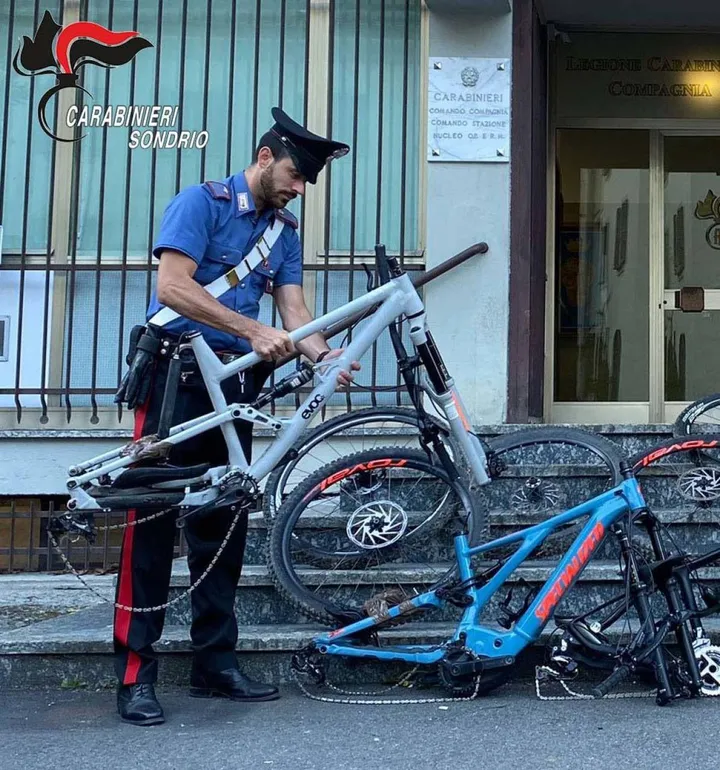 Un carabiniere con le bici recuperate