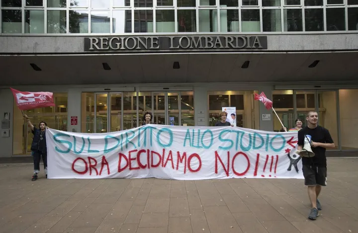 Flash-mob dell’Unione degli Studenti ai piedi di Palazzo Lombardia
