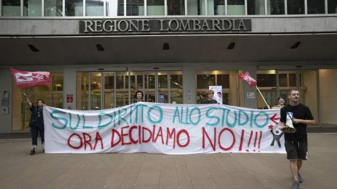Flash-mob dell’Unione degli Studenti ai piedi di Palazzo Lombardia
