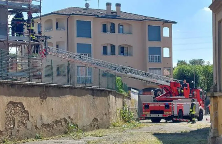 L’emergenza è scattata intorno alle 13 in via Umberto I, sotto sequestro l’area del palazzo che sorge sulla strada principale