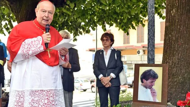 Sopra il cardinale Oscar Cantoni mentre ricorda la figura del sacerdote
