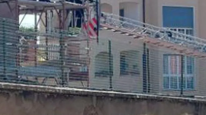 L’incidente nel cantiere di via Umberto I ad Arcore, vittima un muratore di 57 anni