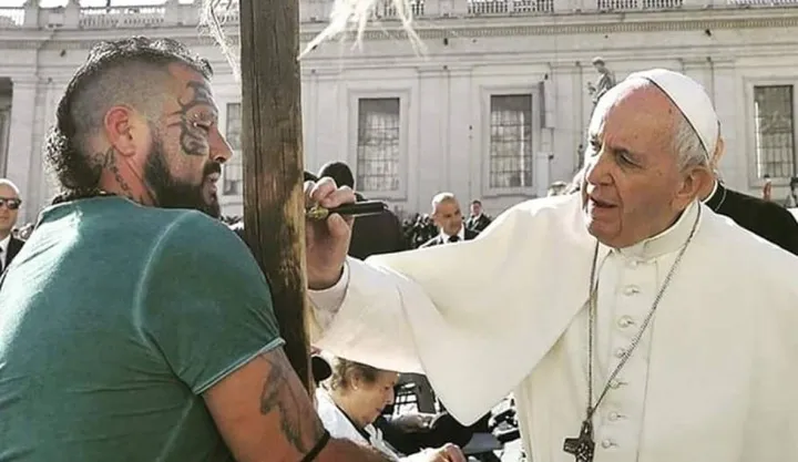 Papa Francesco firma la croce da 40 chili portata in spalla da. Gennaro Speria fino a Roma per espiare