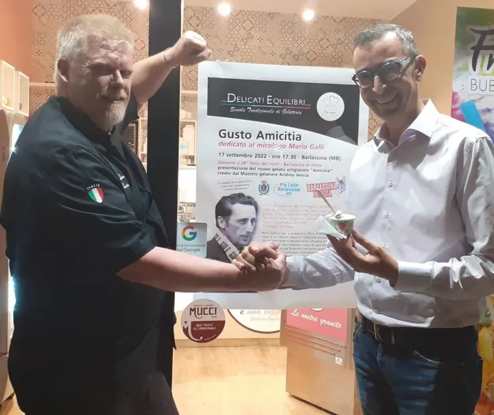 Il mastro gelataio Andrea Vescia con il sindaco Piermario Galli
