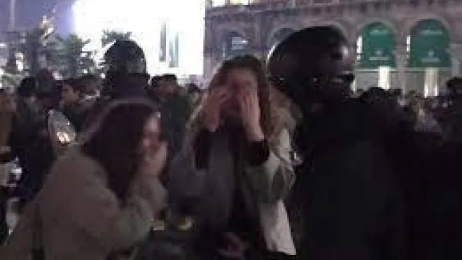Le due ragazze sotto choc e in lacrime dopo l’aggressione di gruppo subita in piazza Duomo la notte di Capodanno