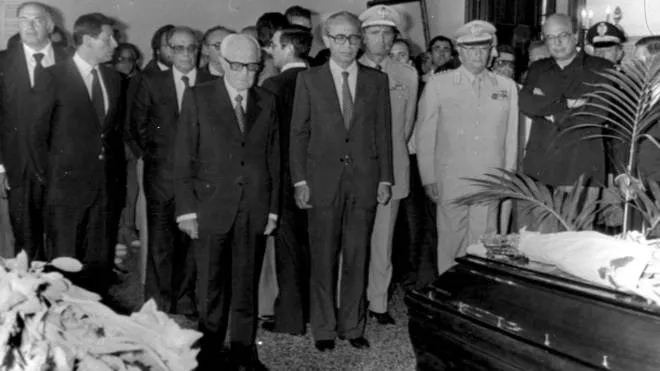 Il presidente della Repubblica Sando Pertini rende omaggio alla salma di Carlo Alberto Dalla Chiesa durante i funerali a Palermo il 4 settembre 1982. In prima fila i ministri Virginio Rognoni e Bettino Craxi.
ANSA