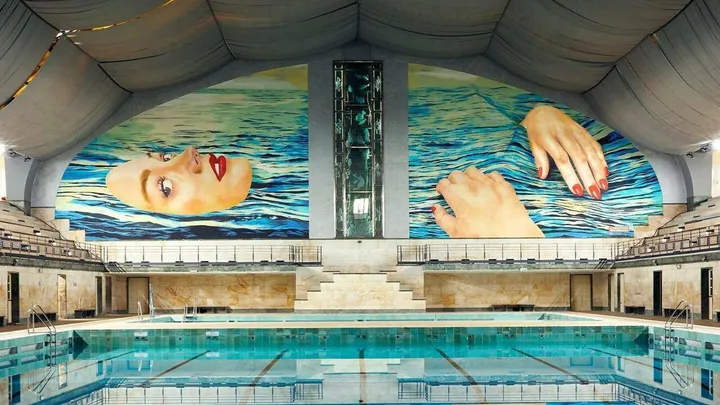 L’interno della piscina Cozzi con l’opera dell’artista Maurizio Cattelan