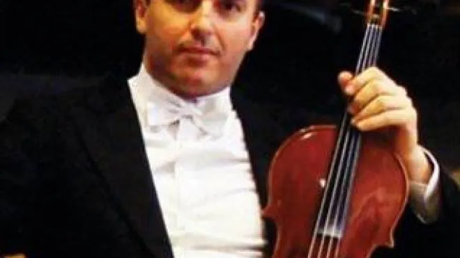 Roberto Mazzoni con la sua viola e la violinista Tetyana Fedevych sul palco con il Quartetto Opera Symphony Orchestra