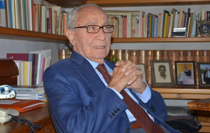 Virginio Rognoni, scomparso ieri all’età di 98 anni. Nella vita è stato politico, avvocato e docente
