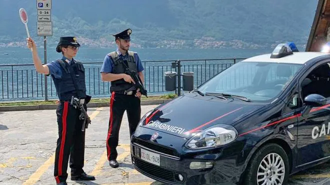 La pattuglia dei carabinieri di Menaggio per un tratto ha inseguito il ragazzo riuscendo a leggere una parte della targa dell’Alfa Romeo lanciata a folle velocità